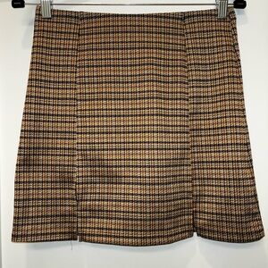 Chic Mini Skirt in Black and Tan